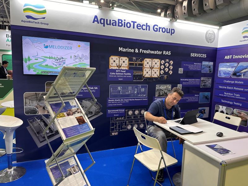 melodizer-aquabiotech-world-aquaculture-2026 AquaBioTech representative at the MEloDIZER booth during World Aquaculture 2026 in Singapore, with project brochures and dissemination materials on display.